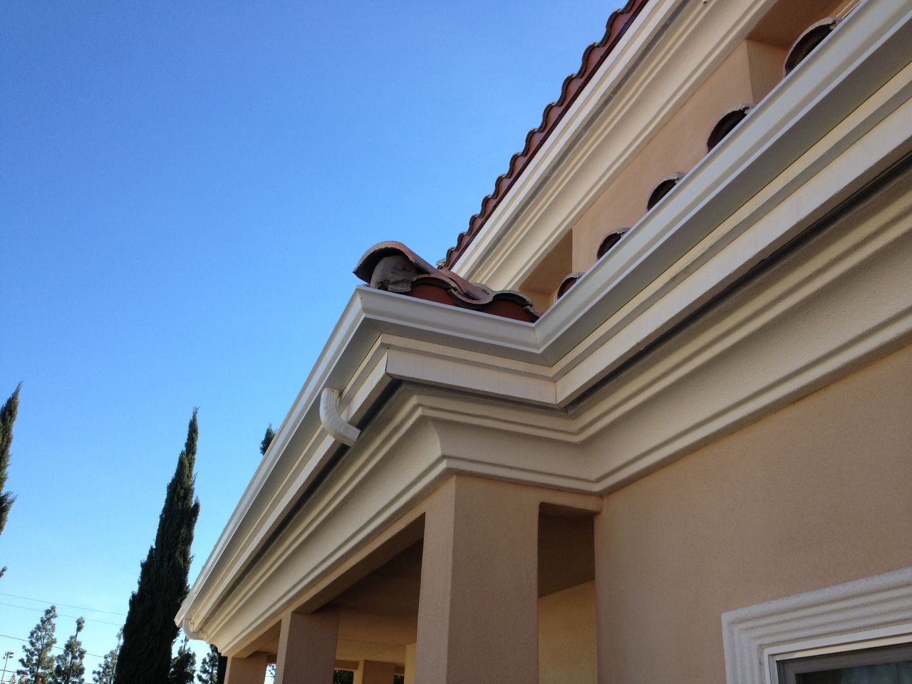 worker installing a gutter