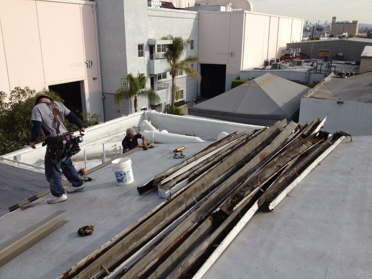 worker installing a gutter