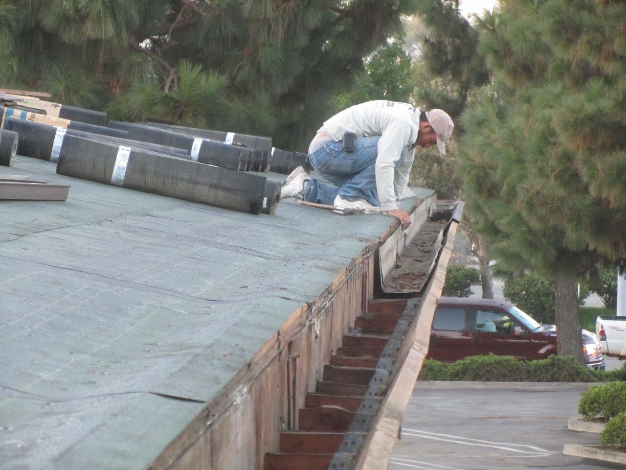 worker installing a gutter