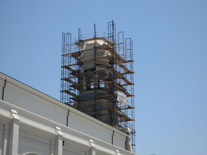 worker installing a gutter
