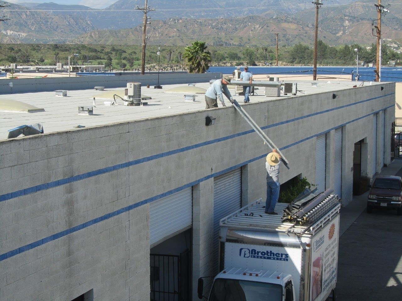worker installing a gutter