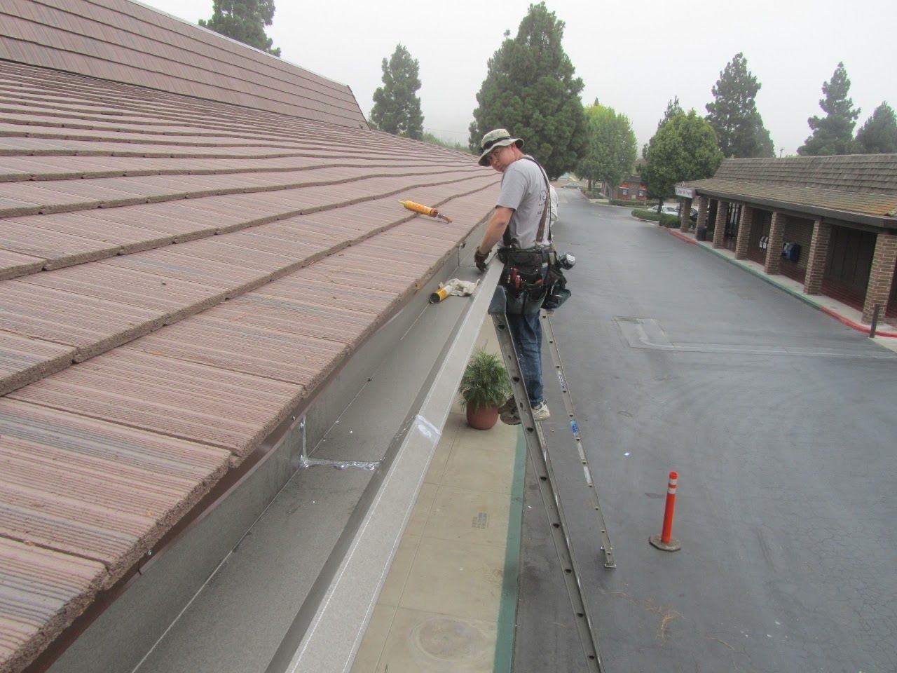 worker installing a gutter