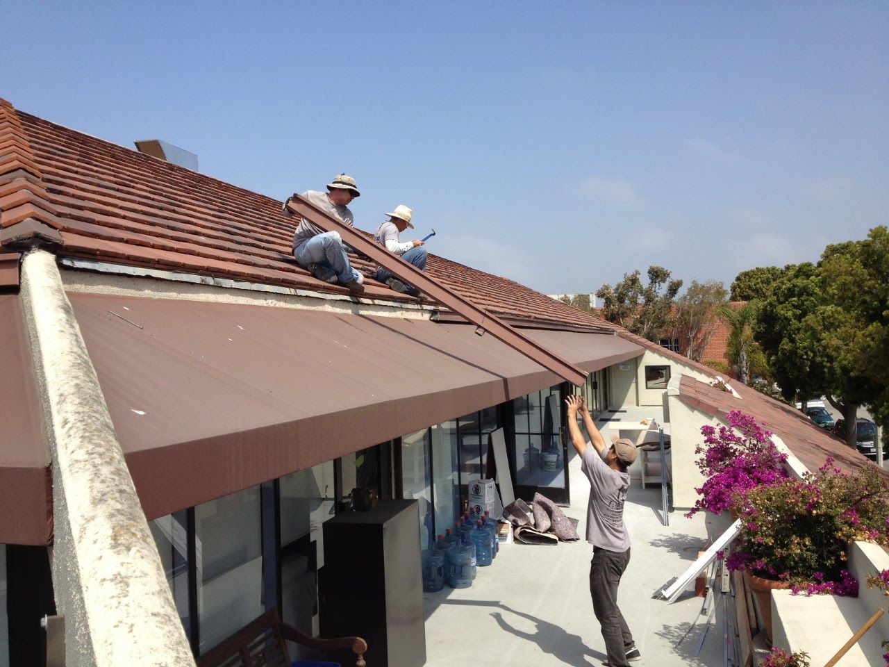 worker installing a gutter