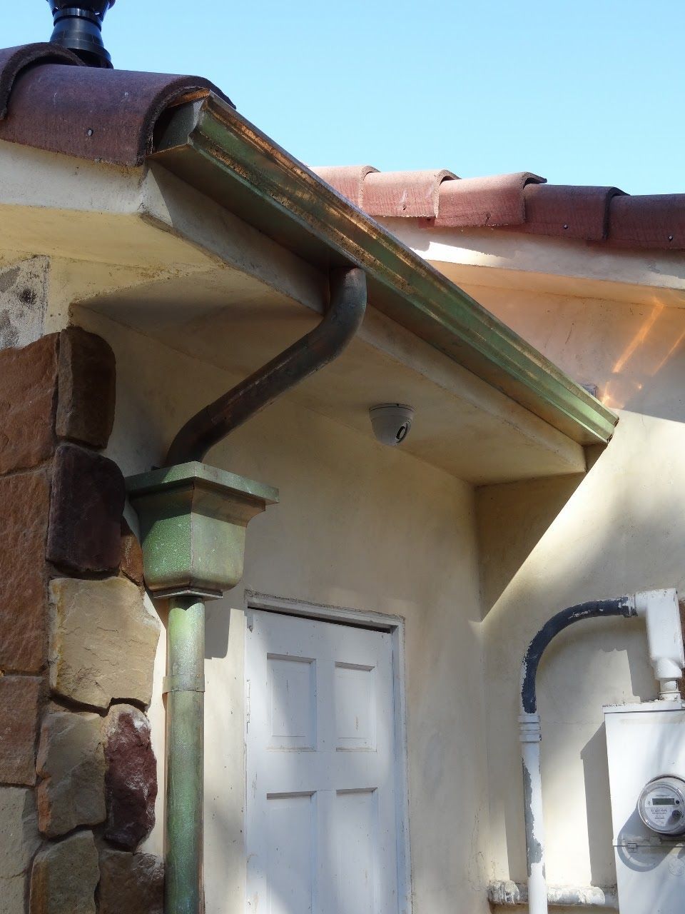 worker installing a gutter
