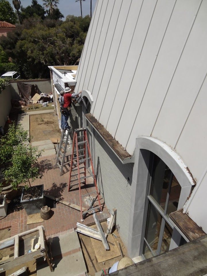 worker installing a gutter
