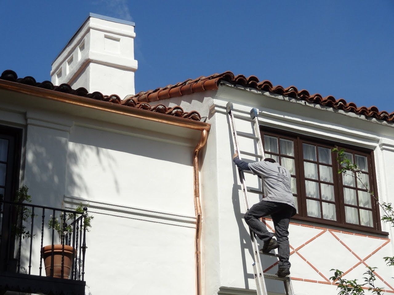 worker installing a gutter