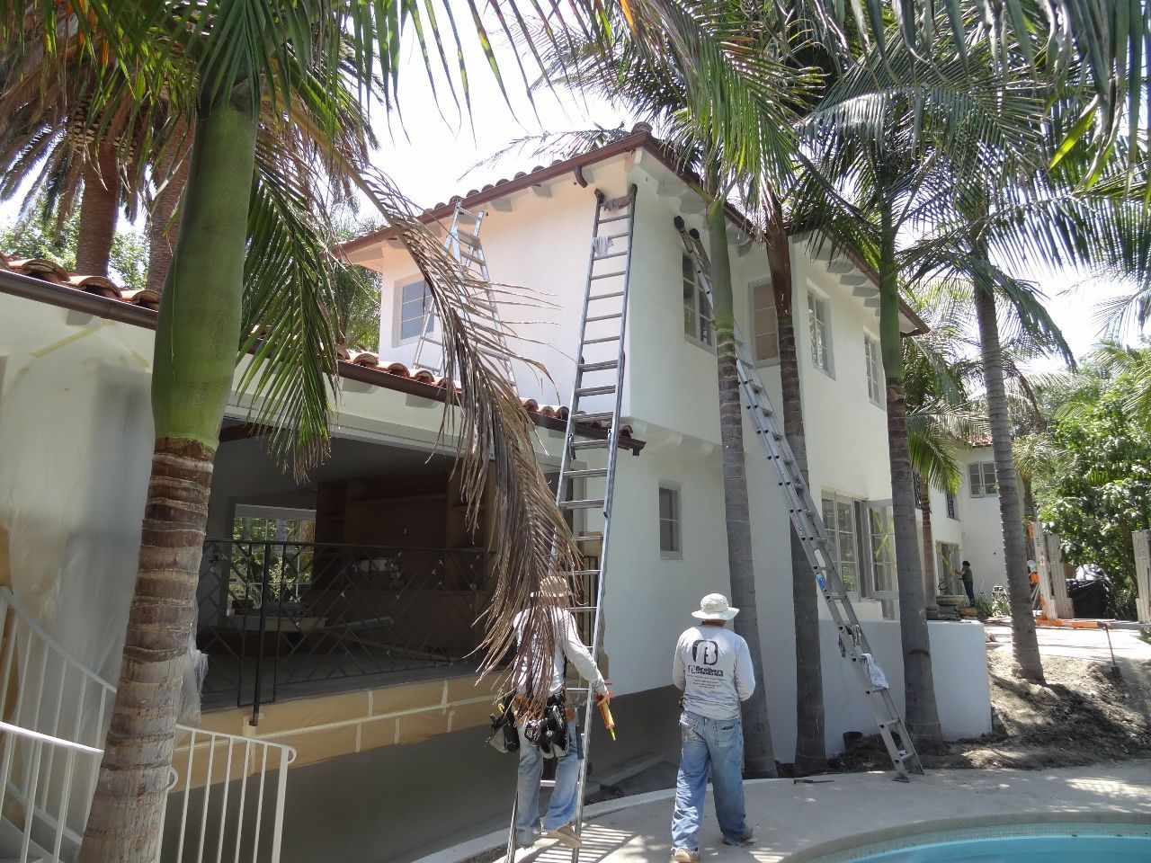 worker installing a gutter