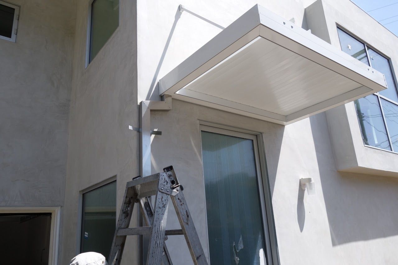 worker installing a gutter