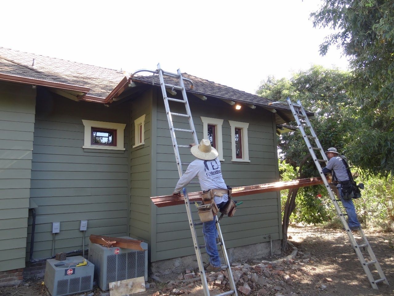 worker installing a gutter
