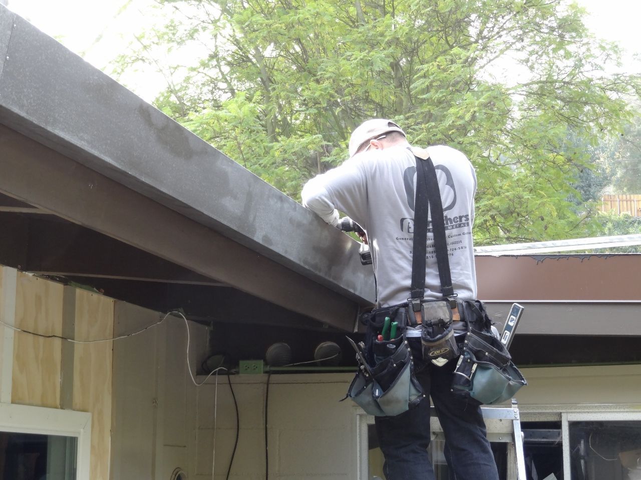 worker installing a gutter