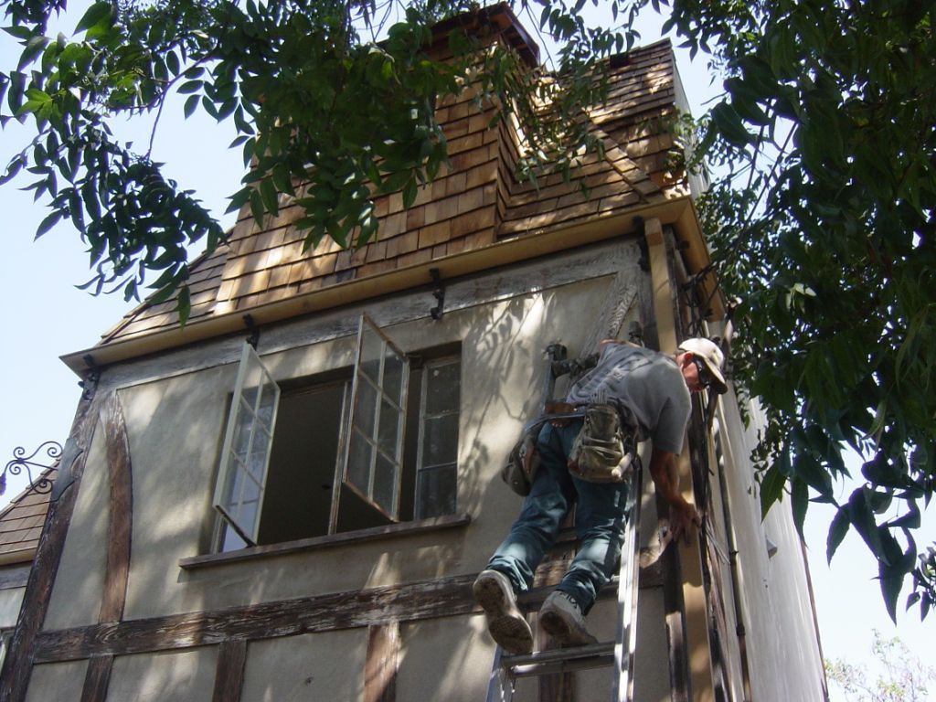 worker installing a gutter