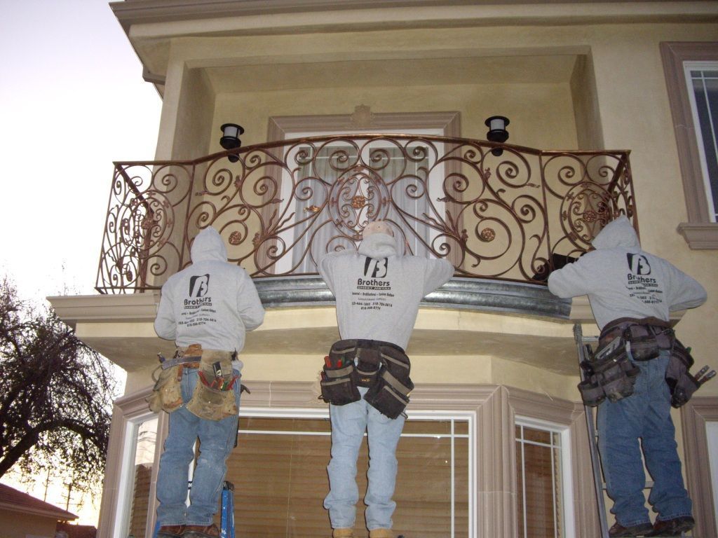 worker installing a gutter