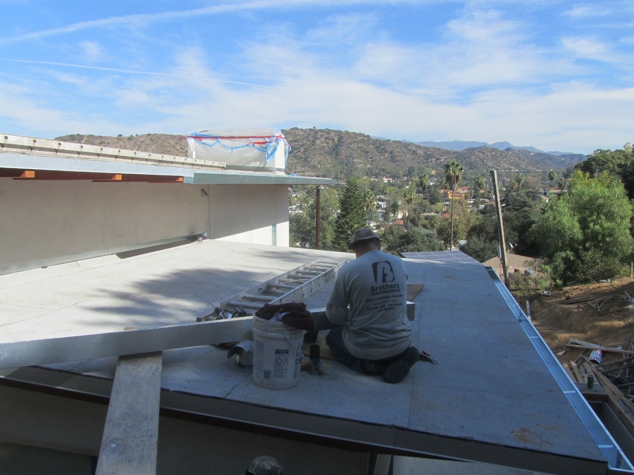worker installing a gutter