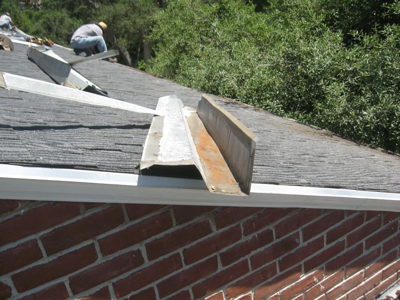 worker installing a gutter