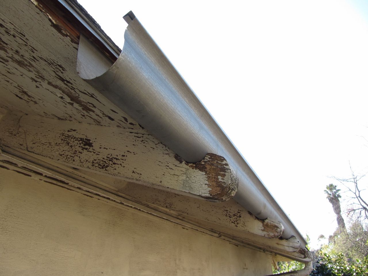 worker installing a gutter