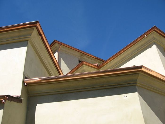 worker installing a gutter