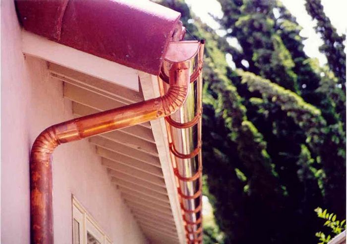 worker installing a gutter