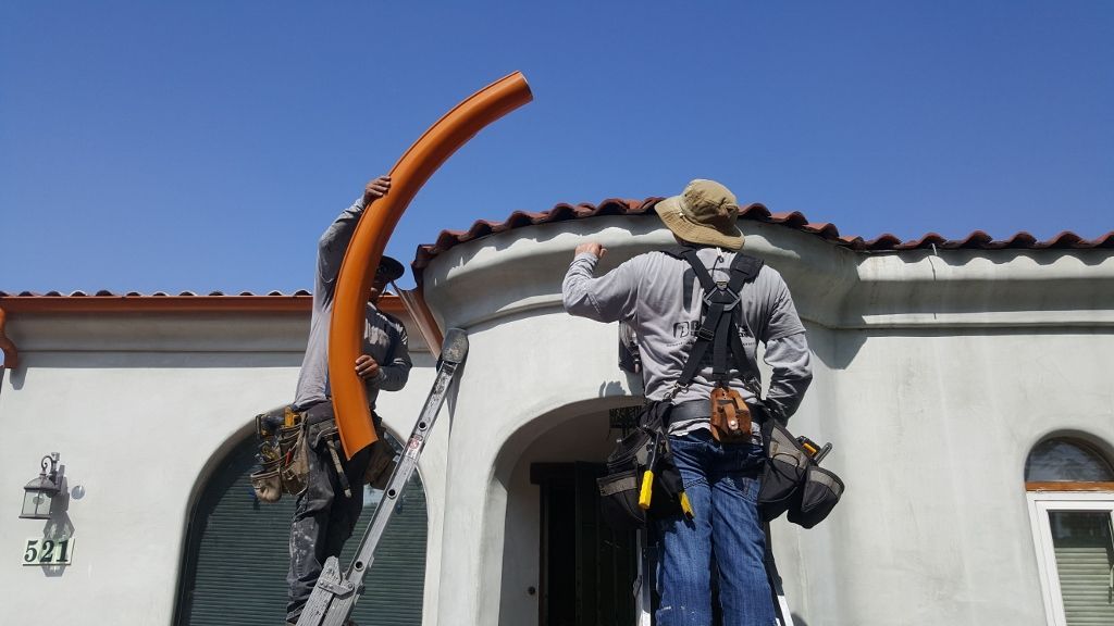 worker installing a gutter