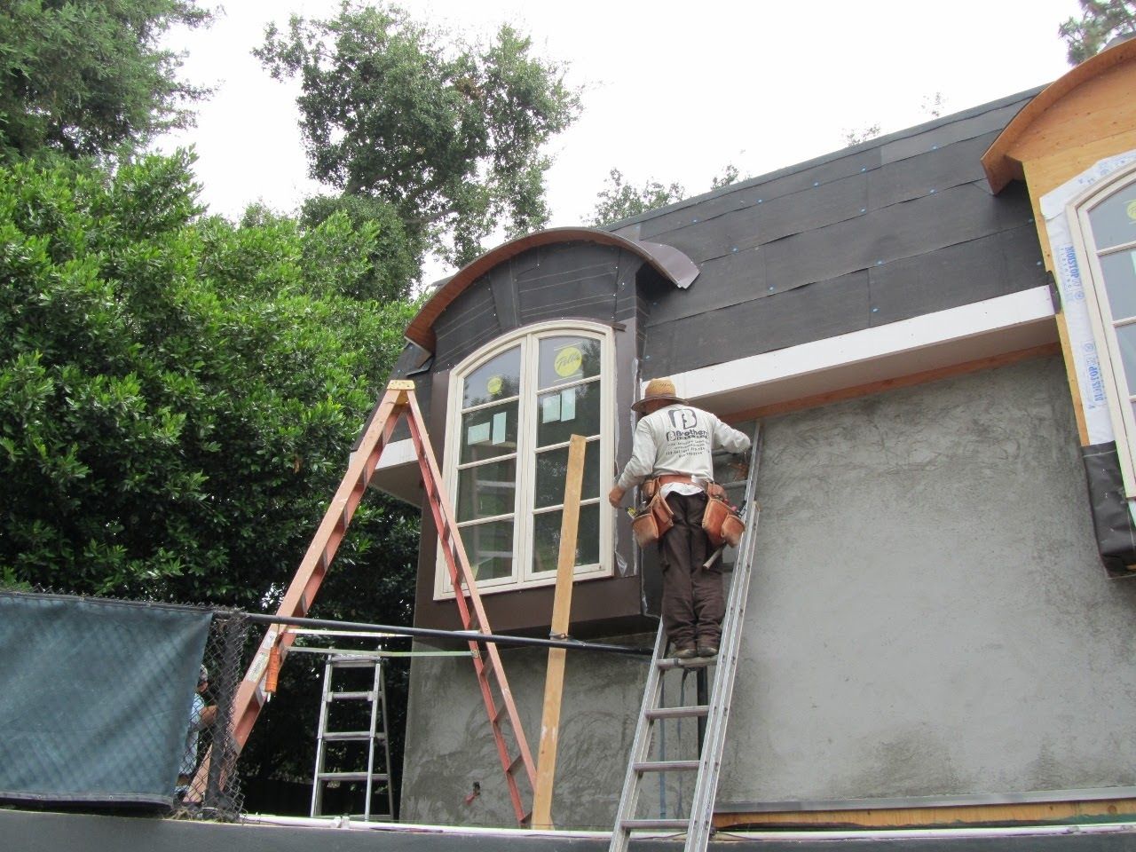 worker installing a gutter