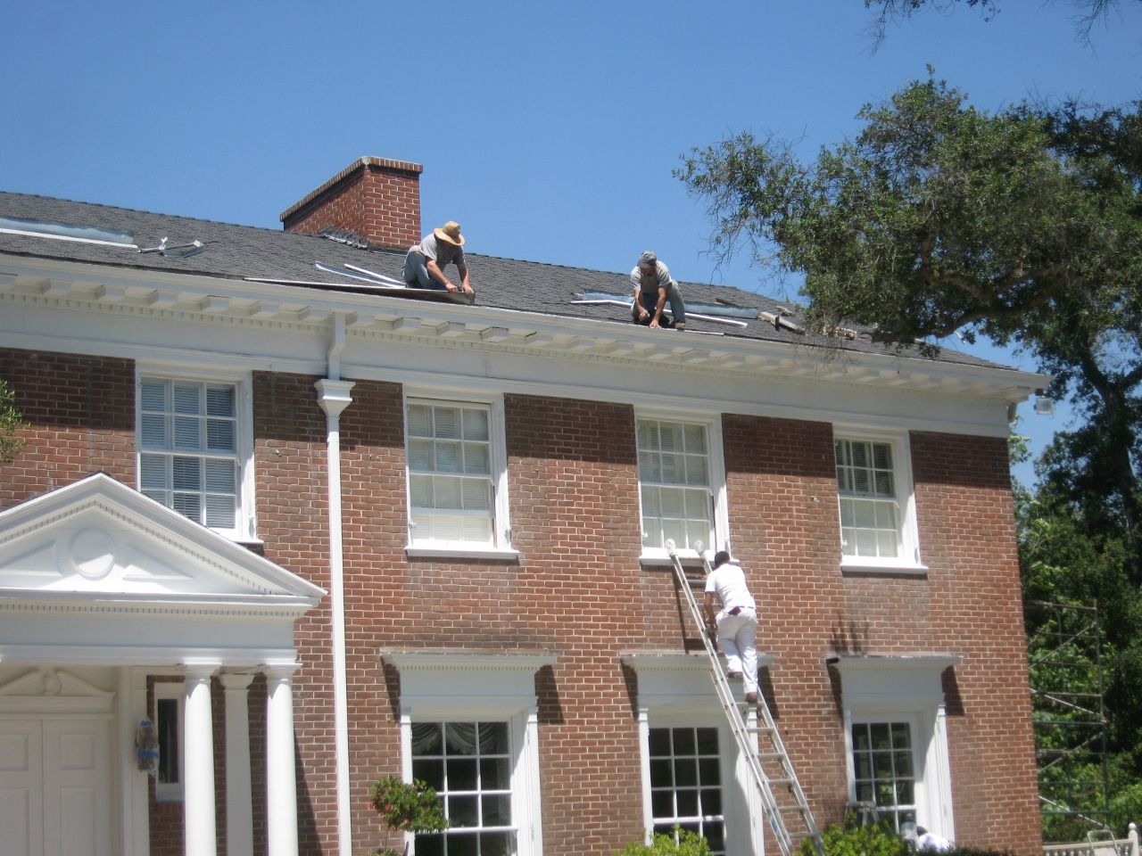 worker installing a gutter