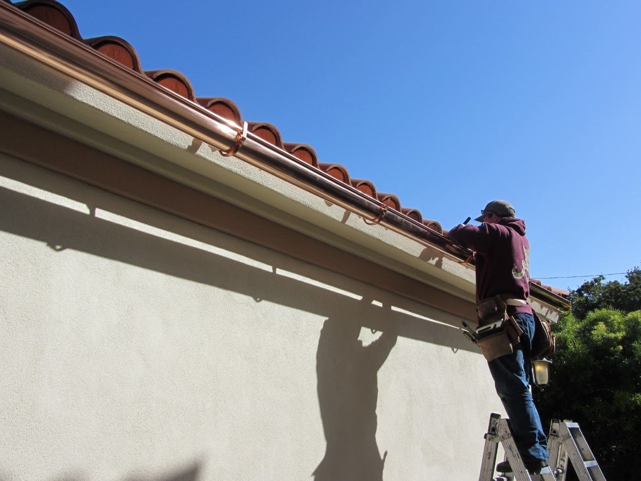 worker installing a gutter