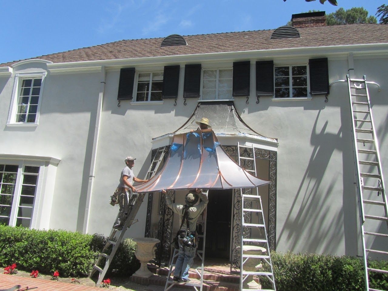 worker installing a gutter