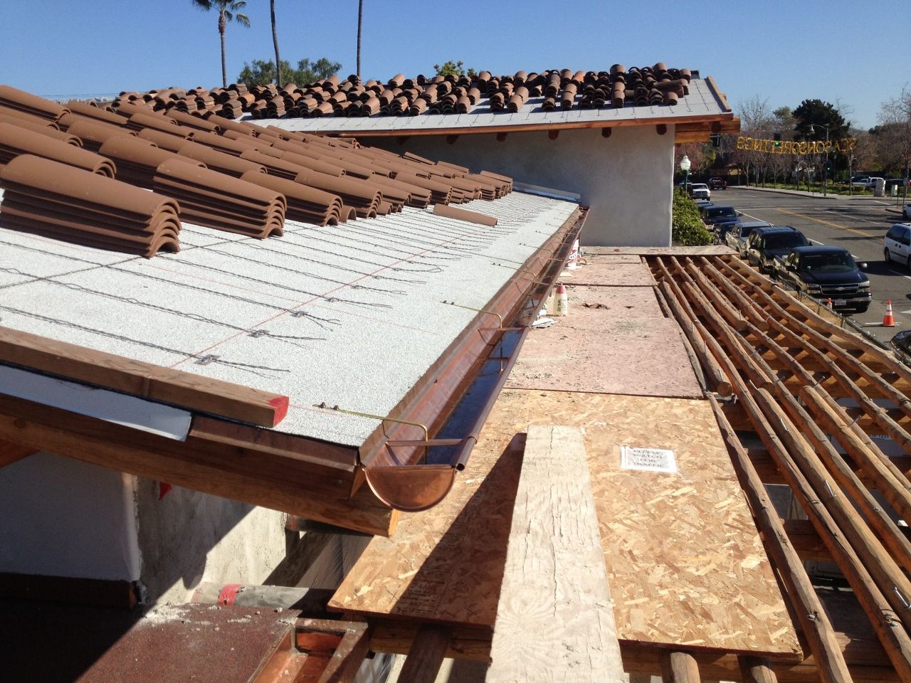 worker installing a gutter