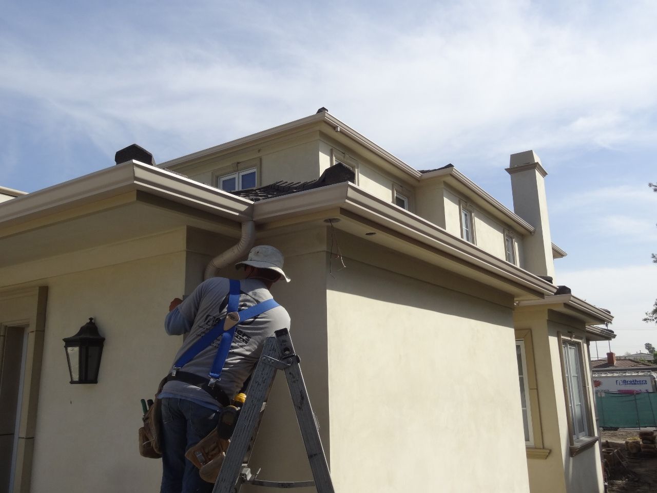 worker installing a gutter