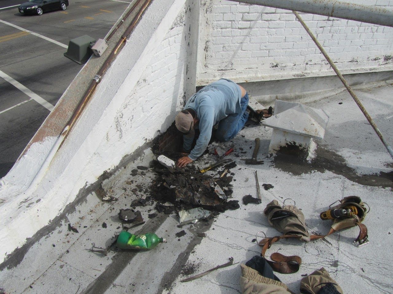 worker installing a gutter