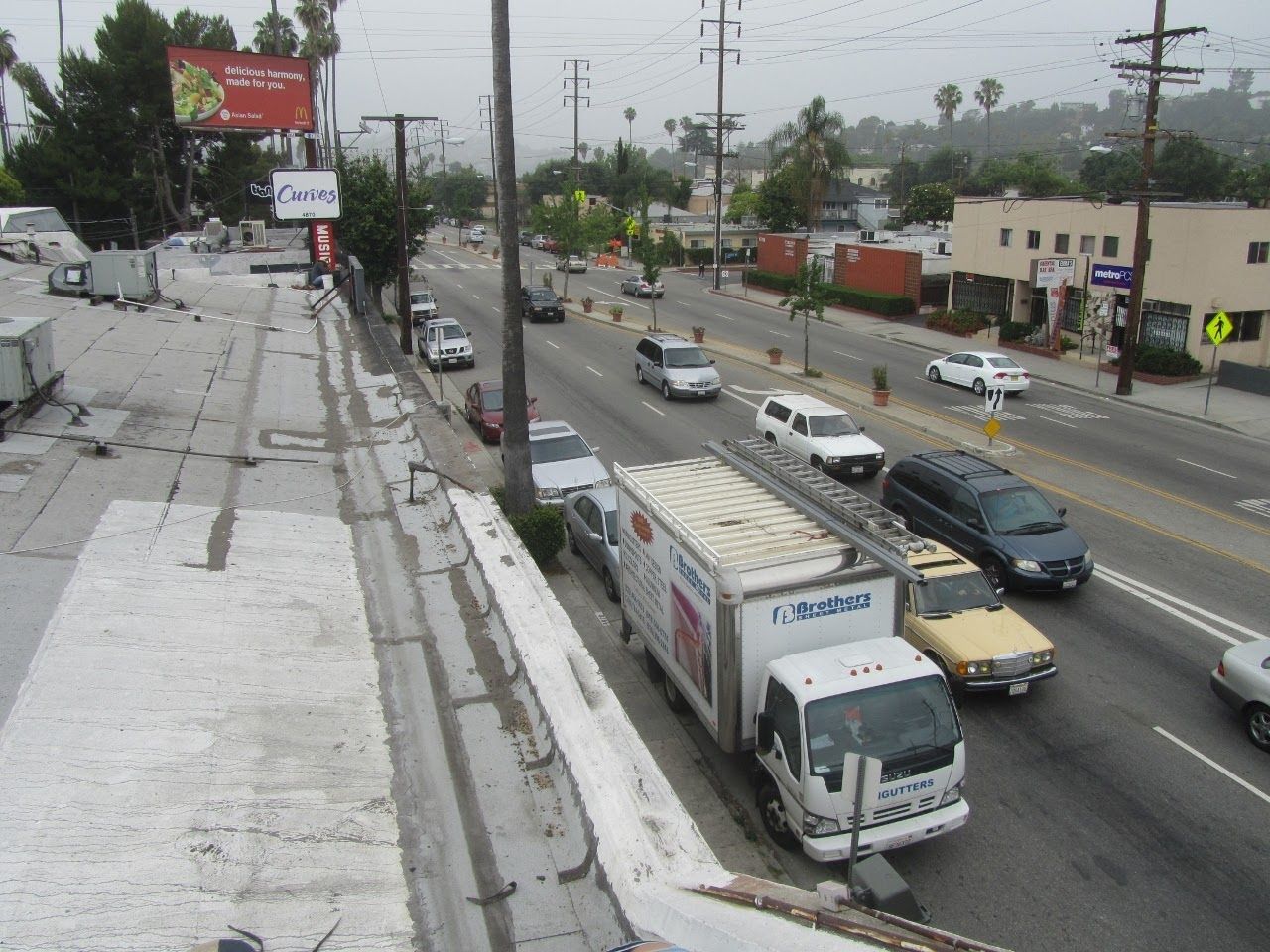 worker installing a gutter