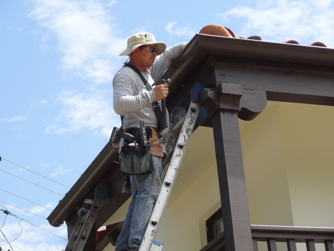 worker installing a gutter