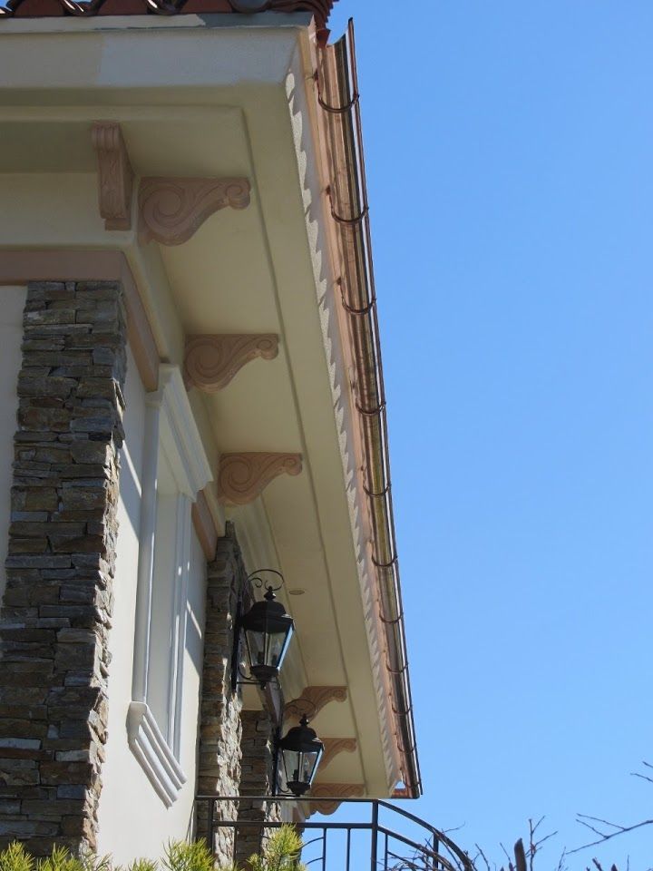 worker installing a gutter