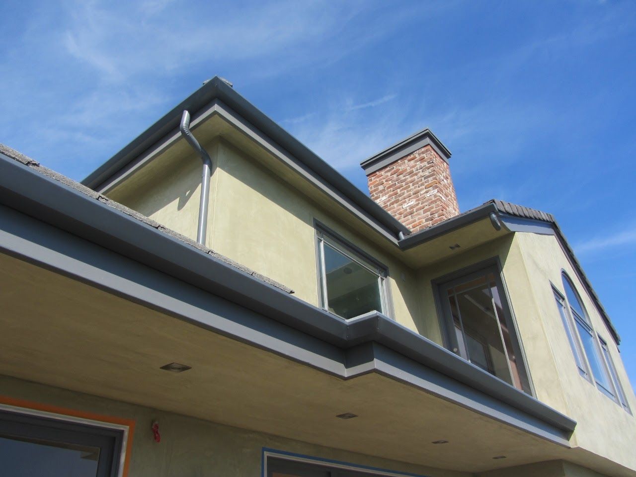 worker installing a gutter