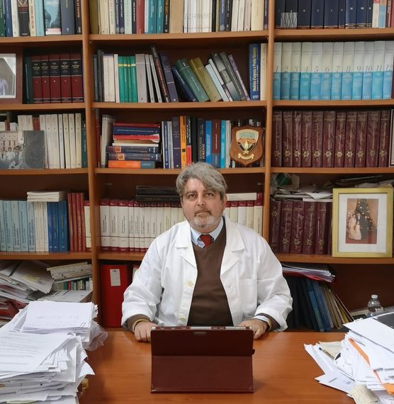 un lettino, uno stetoscopio e altri oggetti in uno studio medico