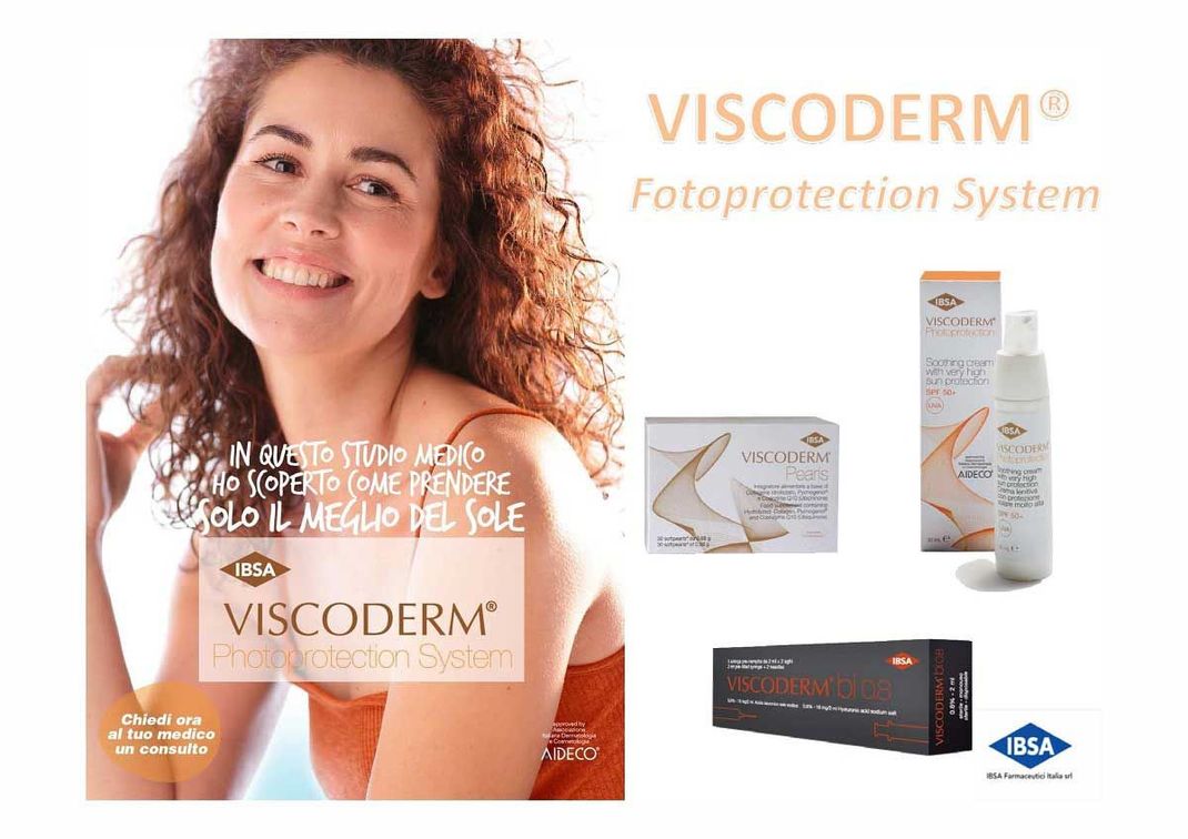 Pubblicità del sistema di fotoprotezione Viscoderm con donna sorridente e confezione del prodotto solare su sfondo bianco.