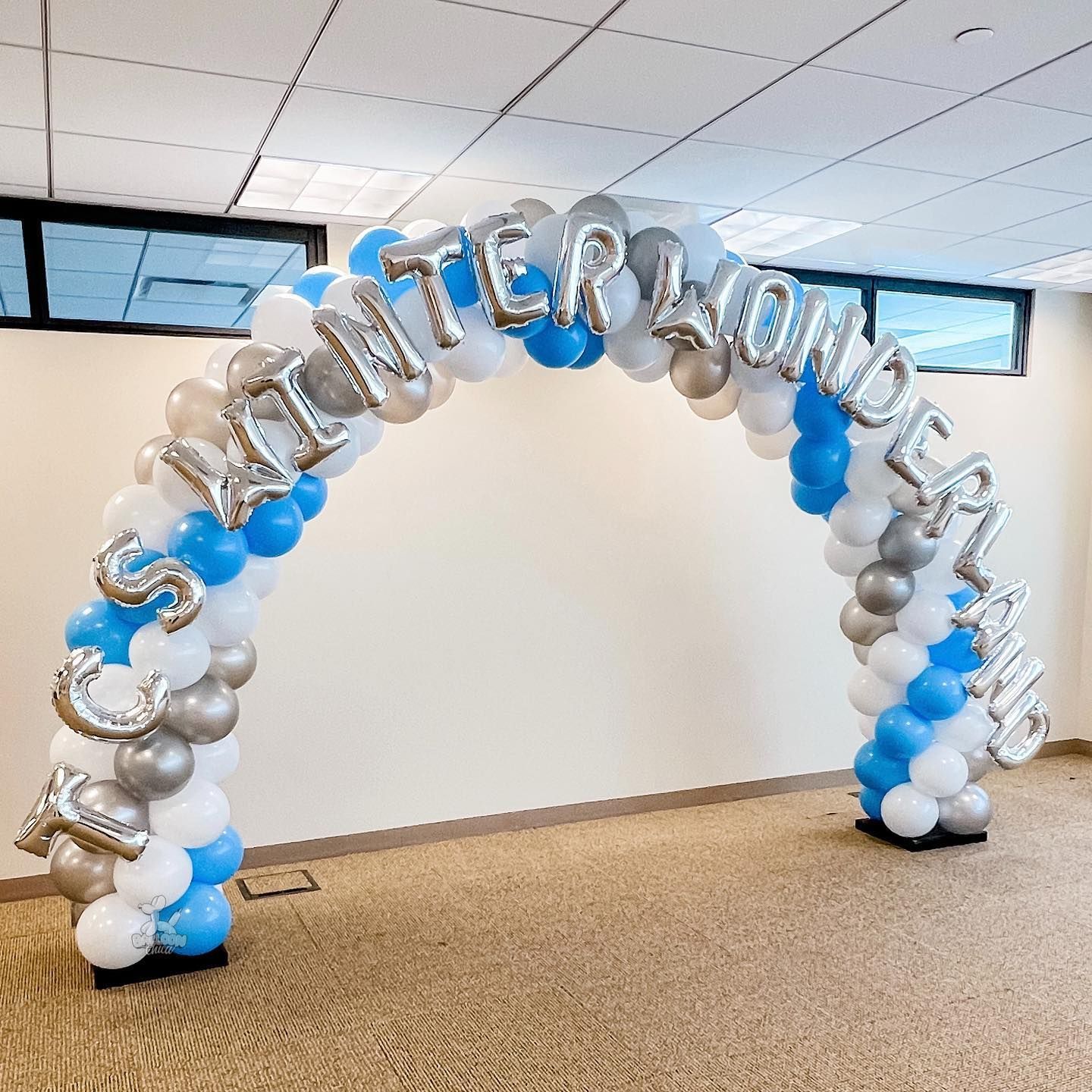 a balloon arch with the words winter wonderland written on it