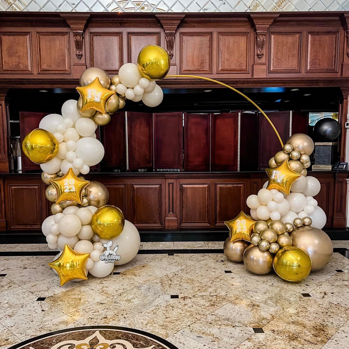 a bunch of balloons are sitting on the floor in a room
