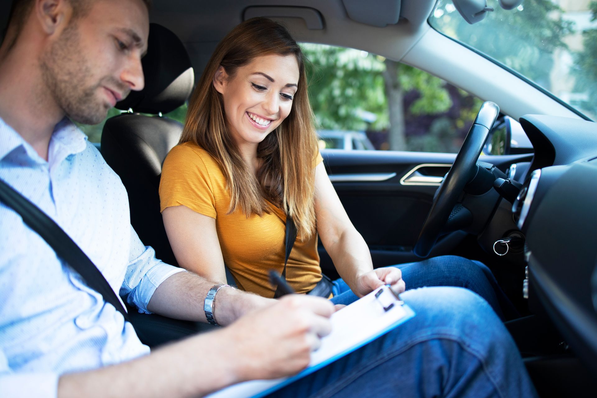 Un hombre le está enseñando a una mujer a conducir un coche. | Fonrecar. Organizadores de eventos