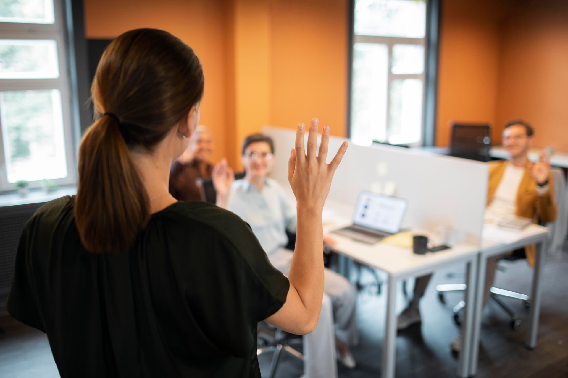 Una mujer está dando una presentación a un grupo de personas en una oficina. | Fonrecar. Organizadores de eventos