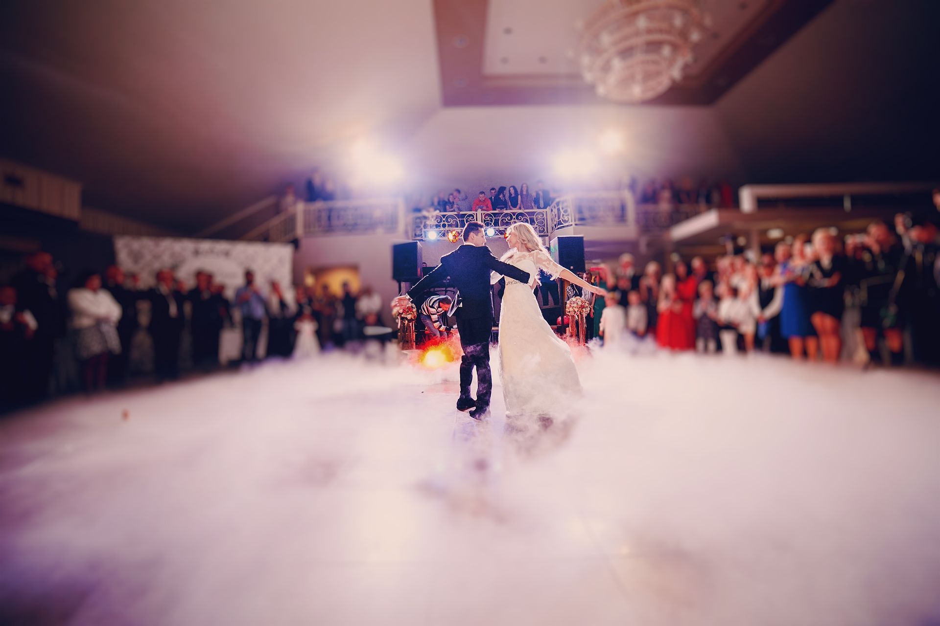 Una novia y un novio están bailando su boda. Fonrecar. Organizadores de eventos