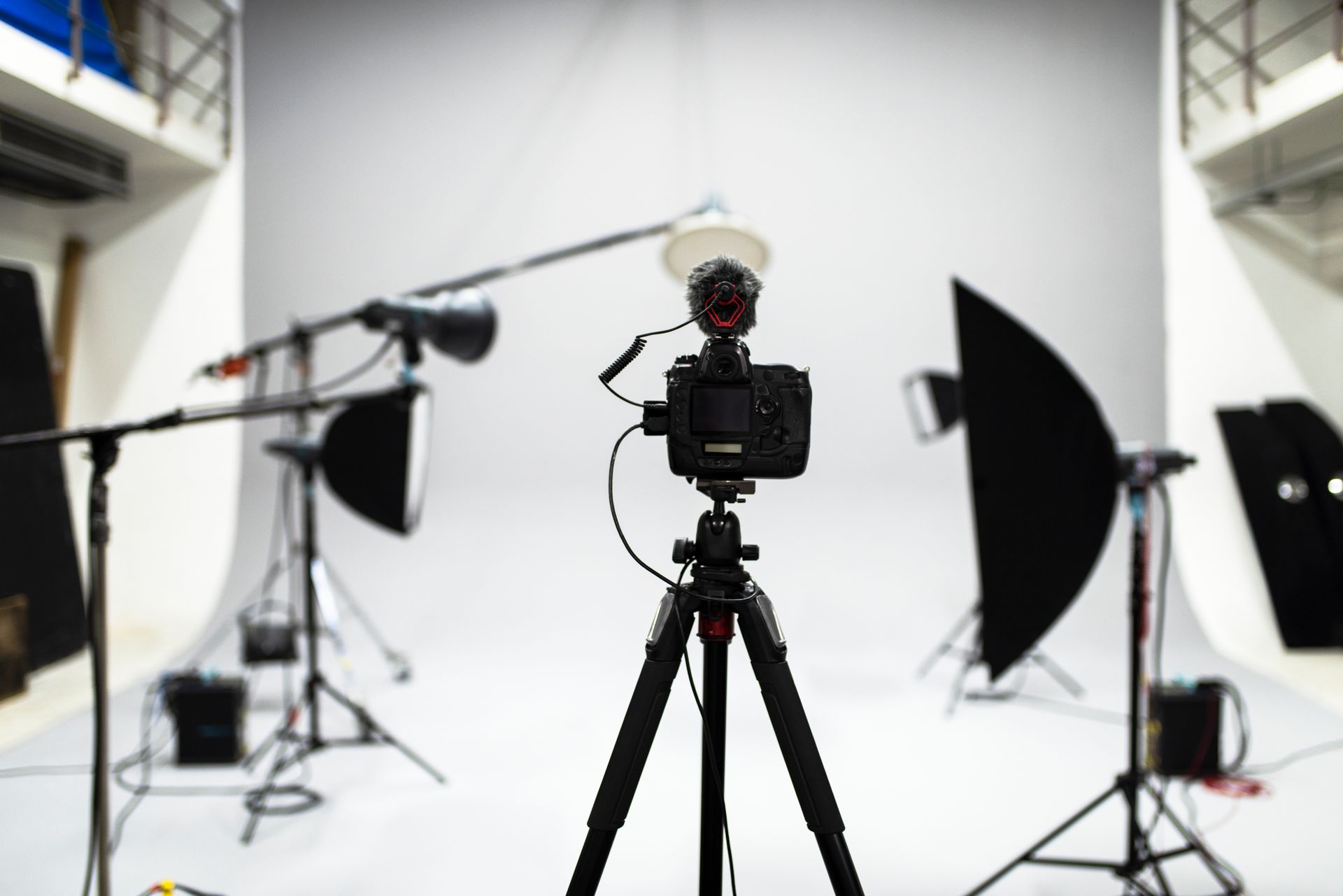Una cámara en un trípode en un estudio fotográfico. | Fonrecar. Organizadores de eventos