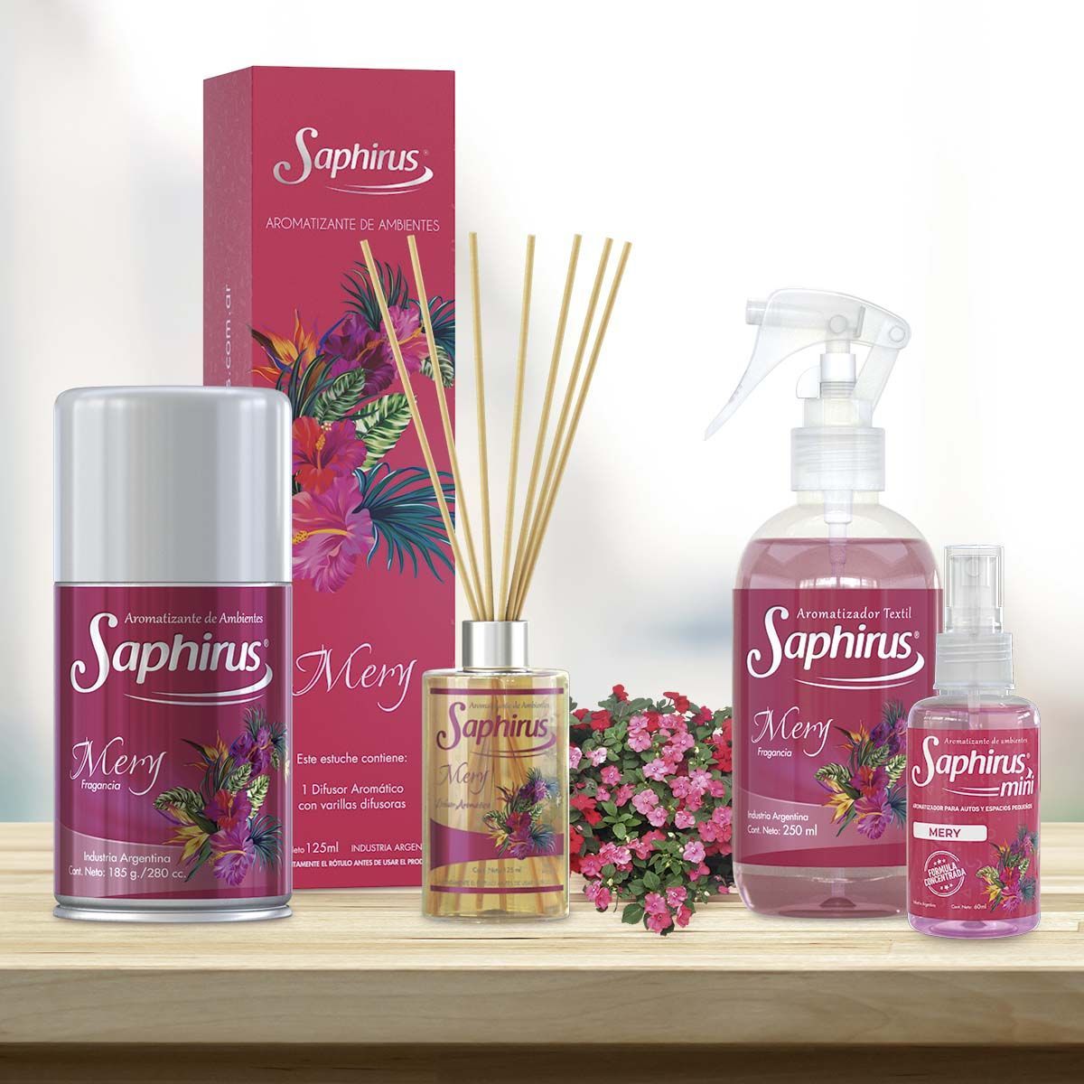 Productos de fragancia floral Saphirus: spray, difusor de varillas, botella con dosificador y tarro pequeño sobre un