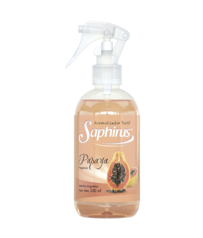 Botella de spray transparente de limpiador de papaya Saphius con líquido naranja y pulverizador blanco sobre fondo blanco.