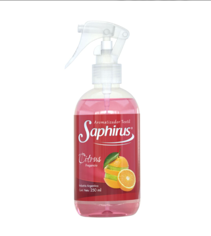 Botella de limpiador en aerosol Pink Saphirus con diseño cítrico, gráficos naranjas y boquilla blanca.