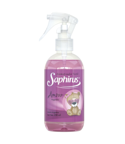 Botella pulverizadora Pink Saphirus con etiqueta de osito de peluche y pulverizador de gatillo transparente.