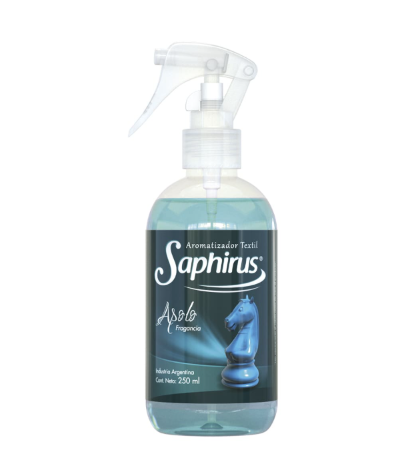 Botella pulverizadora de champú para caballos Saphris con líquido azul transparente y tapón de gatillo blanco.