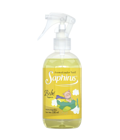 Botella de spray limpiador para bebés Saphirus con líquido amarillo y etiqueta de dibujos animados.