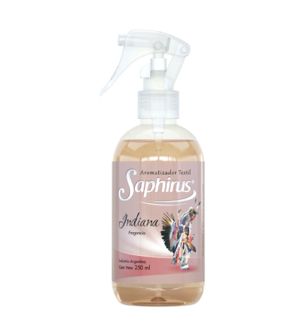Frasco pulverizador de aromaterapia Saphirus con gatillo transparente y etiqueta rosa, lleno de líquido ámbar.