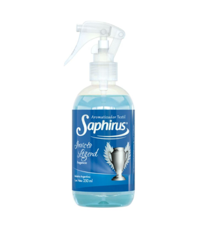 Botella de spray Blue Safhirus con una etiqueta de trofeo sobre fondo blanco.