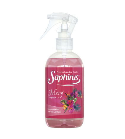 Frasco pulverizador Pink Saphirus con etiqueta floral y tapa de gatillo blanca sobre fondo blanco.